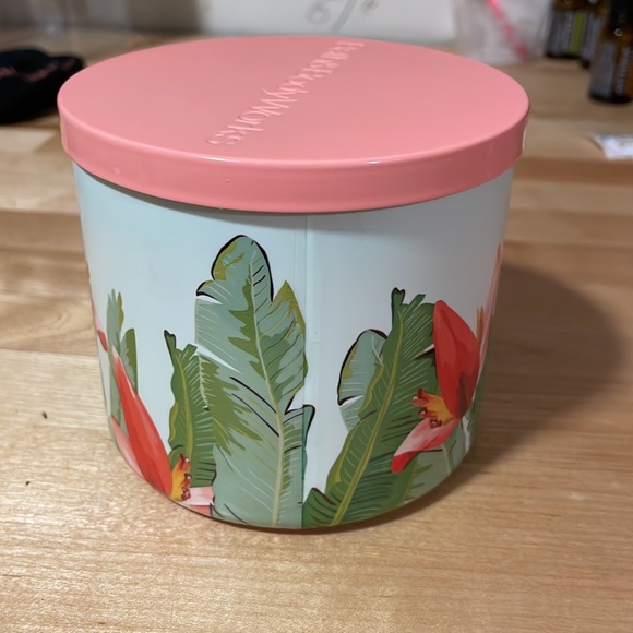 Bath and Body works candle - island dream - Picture 2 of 5